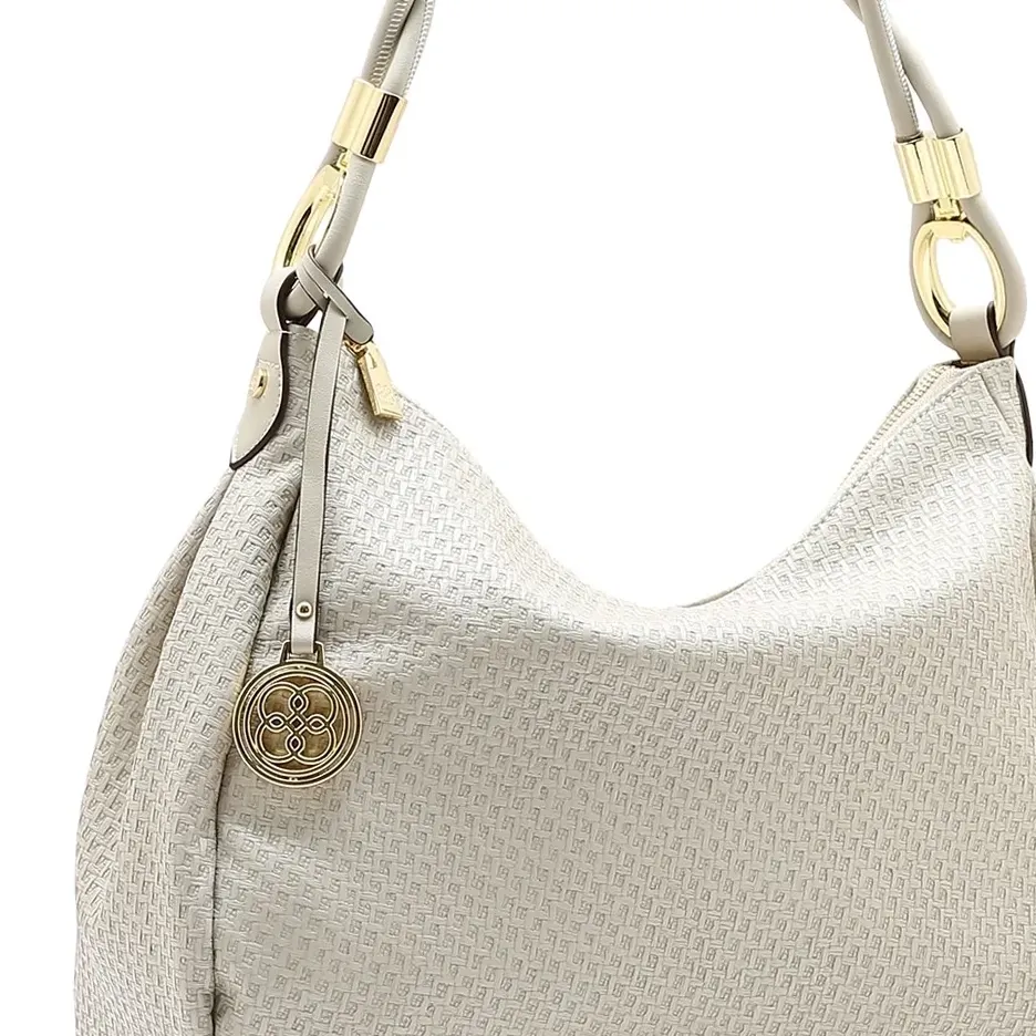 Close na alça torcida dourada da bolsa feminina Chenson natural bege claro